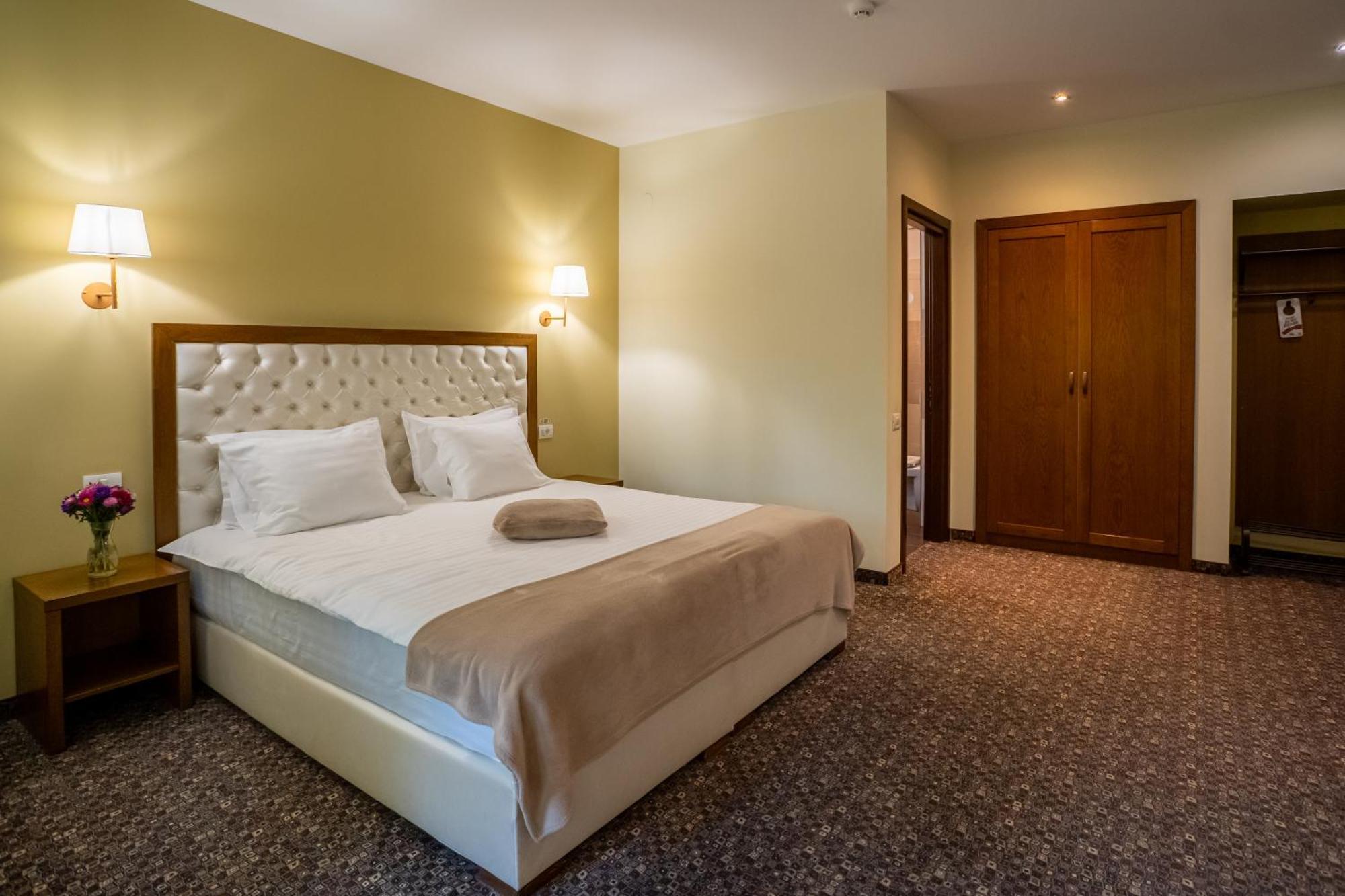 Opus Villa Sinaia Exterior photo A bedroom in a hotel